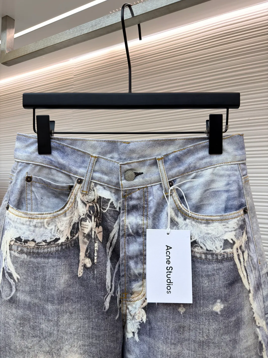 Acne Studios Destroy Illusion Print Jeans ●Item No.: 1681535-A85 ●Material: Denim Fabric ●Technology: 3D Printing ●Color: Distressed Blue ●Version: Loose Fit ●Weight: About 700g ●Size: XS-S-M-L-XL-XXL ●Description: The denim damage texture and knife damage on the surface are all presented by the printing process, which is very realistic. It is printed using customized 360G pure cotton off-white pique cloth. The fabric is delicate and red, with seasonal trompe l'oeil visual printing. Inkjet pigments and dirty mineral tones are used, and the layout is laser cut. Each piece is separated efficiently and accurately, and is then hand-ironed, cut and sewn. The waist and trousers pattern data are synchronized and restored to be consistent. The overall pattern fits the Asian figure better than the previous baggy, with just the right foot circumference but not easy to step on the heel. The 3D cold transfer printing process is used to ensure that the denim fabric is It has the same texture and feel as traditional denim. We use 3D printing technology to restore the original color saturation and accurately control the thickness and texture of the denim fabric. We use an advanced 3D printer to print the denim fabric layer by layer until the entire part is completed. Each piece is cut into high-definition pieces using laser cutting through typesetting. Accurate separation, after ironing, cutting, sewing and other processes, the parts are assembled into a complete denim item. The whole piece is cut and then accurately printed and sewn on each side. Every part is accurate to the millimeter level. The overall line of the landmark product is straight and delicate, the fabric is comfortable and soft, and the color is consistent without color difference. It can be matched with the same style to create a fashionable look, and can be used in various occasions. Customized accessories, complete with three standards, same style for men and women!